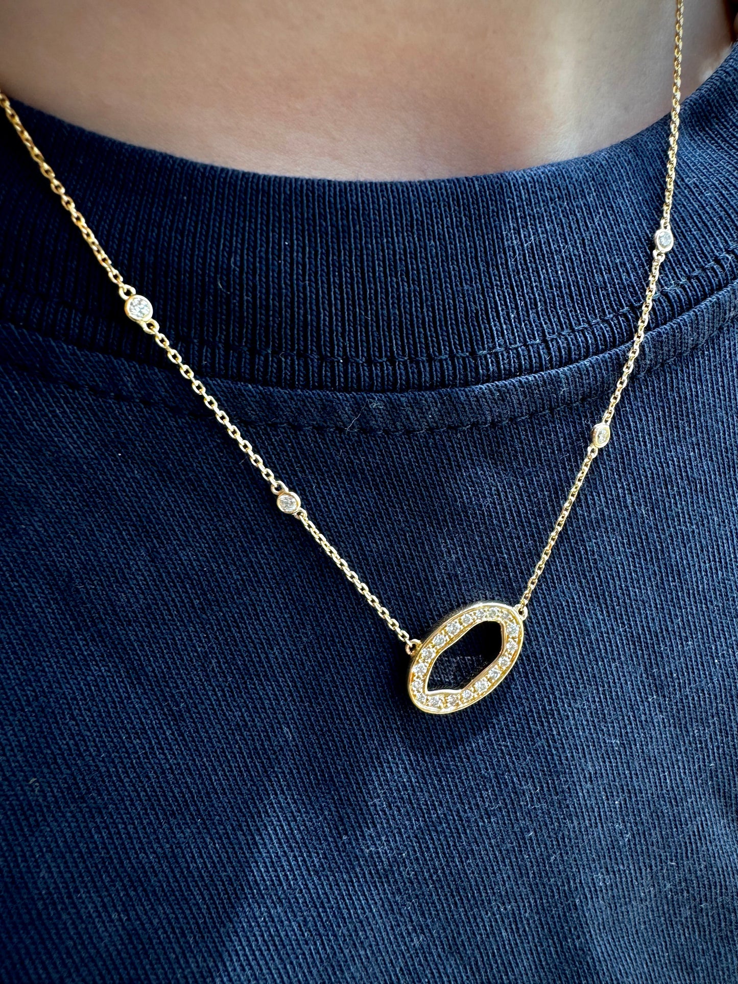 diamonds frame necklace